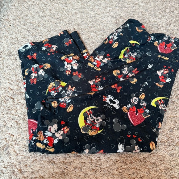 ✨ Disney Crop Leggings TC2C (18-24) Minnie & Mickey Love w/ Pockets ✨ - Picture 1 of 2